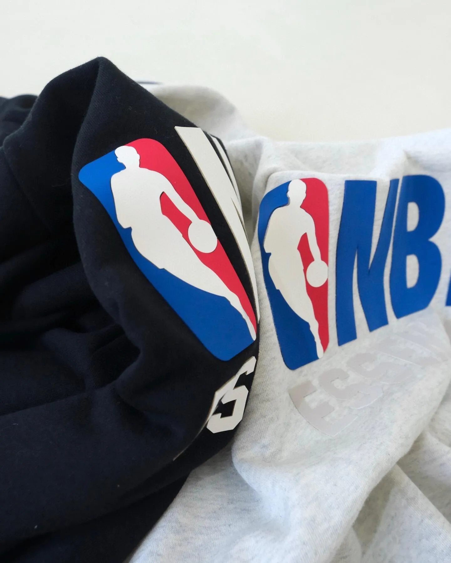 (Top) Fear of God double-line Essentials x NBA joint model FW 25 Essentials NBA Hoodie hooded sweatshirt with flocked printed logo lettering on the chest: When the street trend meets the passion for basketball, the joint hooded sweatshirt between Essentials and NBA was born, opening a new chapter in fashion. From the design point of view, the sweatshirt is presented in a Classic version, which is loose and moderate. Whether it is daily travel or sports and leisure, it can give the body a comfortable wrapping feeling. The iconic NBA logo on the chest is brightly colored and highly recognizable, and complements Essentials' simple brand font. The cuffs and hem are all hemmed, cleverly integrating the characteristic elements of the two brands to highlight its unique identity. In terms of materials, high-quality fabrics are selected. The gram-washed velvet fabric does not shrink or deform, and feels soft and skin-friendly, as if it is a layer of gentle care for the skin. The thermal insulation performance is also very good. In the slightly cooler season, it can protect you from the cold and keep you warm at all times. At the same time, the fabric has good breathability, making it less likely to feel stuffy even after exercise, and always keeping you fresh and comfortable. Wear it on the street and you will be the center of attention. Whether paired with casual jeans for a casual look, or sports leggings for a dynamic look, you can easily control different styles. It is not only a piece of clothing, but also a carrier of trend culture and basketball spirit. It brings the uninhibitedness of the street and the passion of basketball, allowing you to stand out from the crowd and show your own style with confidence. Meteorite black, light fog gray: SM L XL S 80-140 catties M 140-160 catties L 160-180 catties XL 180 catties
